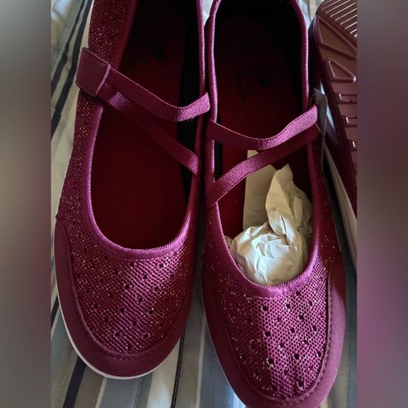 Women's Burgundy Slip-On Shoes
Adjustable Velcro
NWT-Super Comfortable - Picture 6 of 8